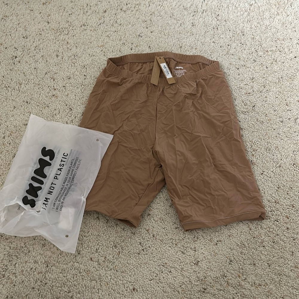 SKIMS sienna bike shorts fits everyone BNWT